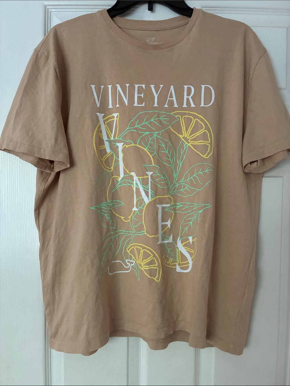 🍋Vineyard Vines Tan Tee with Lemon & Leaf Graphic